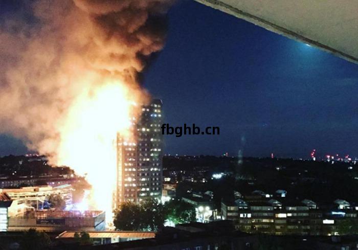 英(ying)國20余層(ceng)公寓大火1
