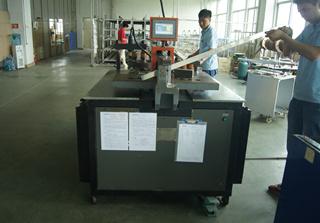 紫光(guang)電氣(qi)多功能(neng)母線加(jia)工機